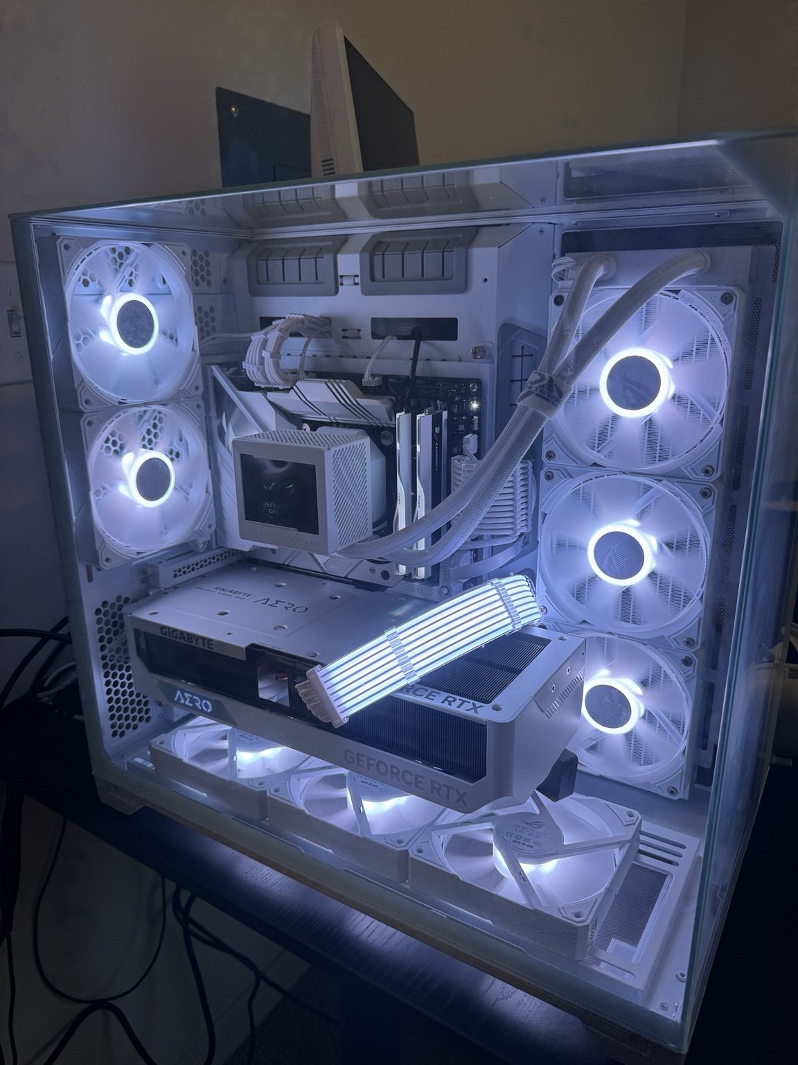 White AERO showcase gaming PC
